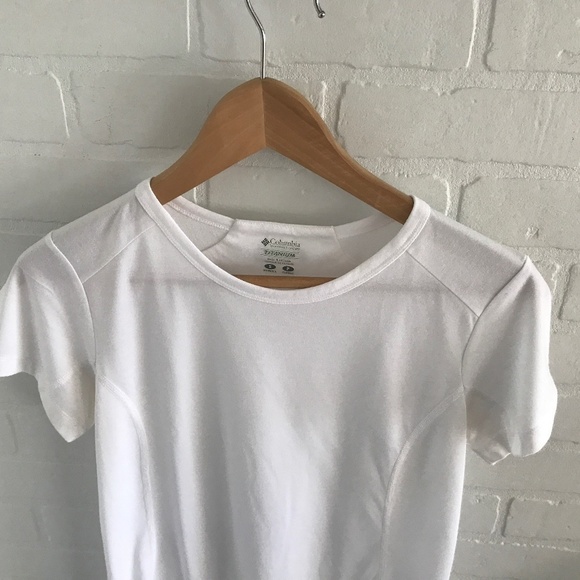 Columbia Women’s Tee White Titanium crew neck Breathable light Size S - Picture 4 of 6